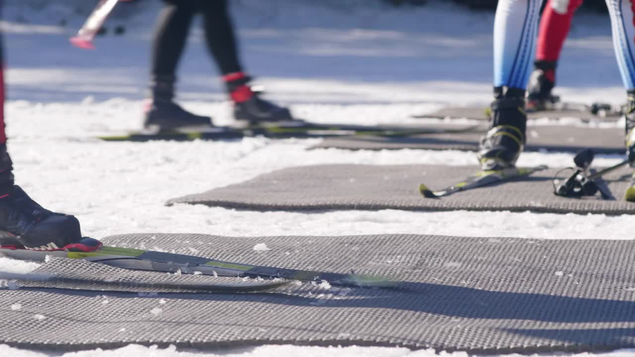 射击场上滑雪运动员的腿视频下载