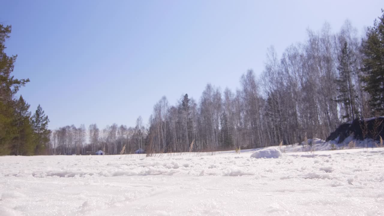 疲惫的女子滑雪运动员在滑雪比赛中休息视频下载