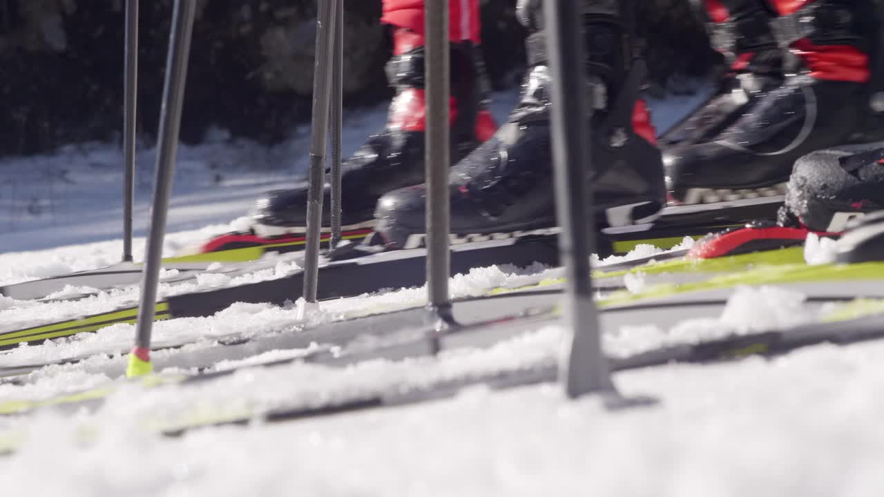 滑雪者的双腿在雪地上开始滑雪视频下载