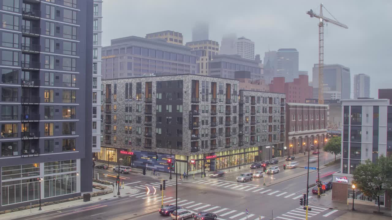 在雾霾的夜晚，明尼阿波利斯市中心的十字路口视频下载