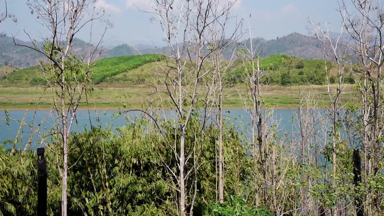 泰国北碧府Sangkhlaburi区沿河的河流、树木和山川风光。视频下载