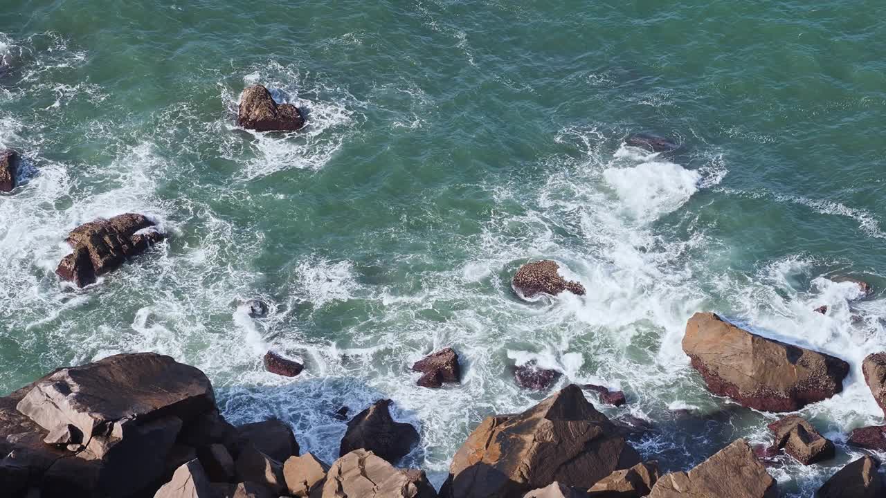 美丽的风景，蓝色的海浪溅在岩石在卡波达罗卡在葡萄牙。视频下载