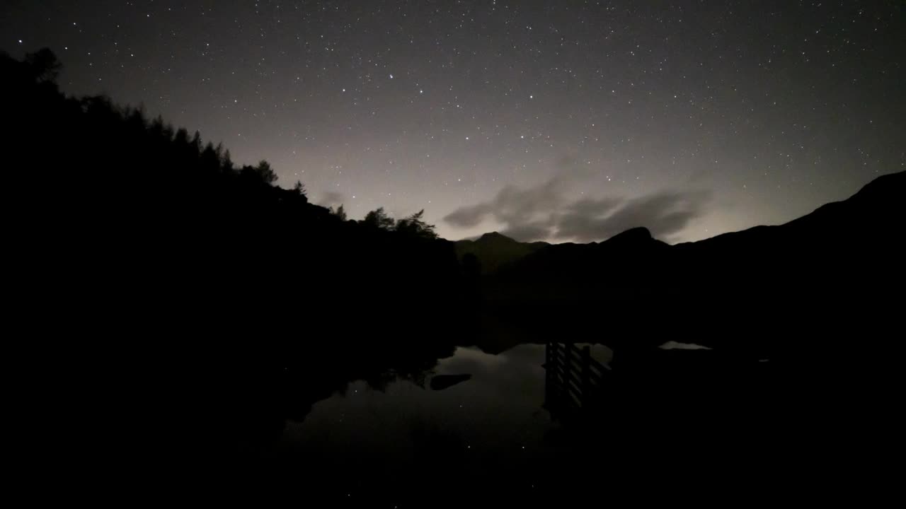 Blea Tarn的一个漆黑的夜晚，犁在夜空中。视频下载