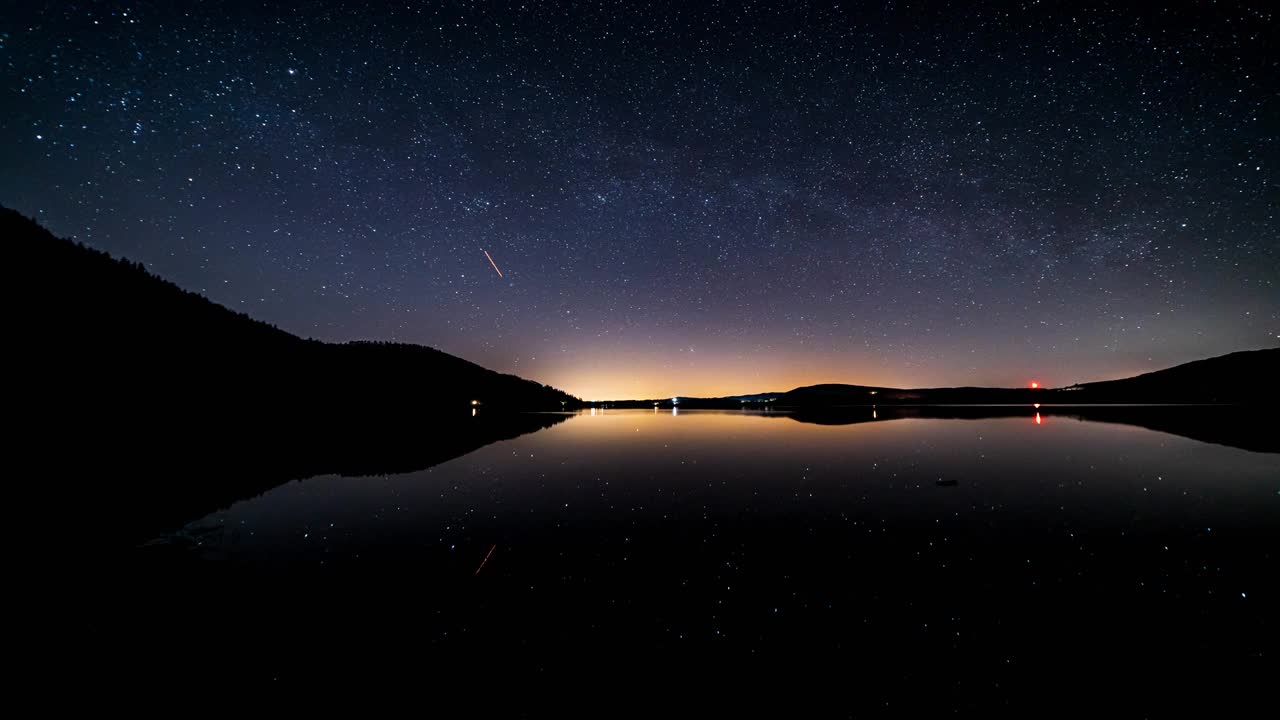 巴森韦特湖的夜空，星星和车灯倒映在湖面上视频下载