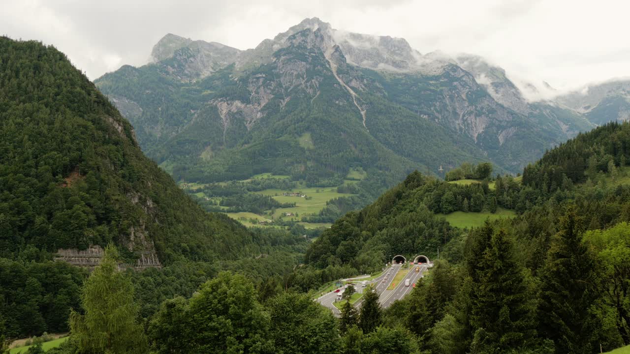 高速公路隧道的入口和出口都是美丽的奥地利阿尔卑斯山脉风景，从上面鸟瞰全景视频下载