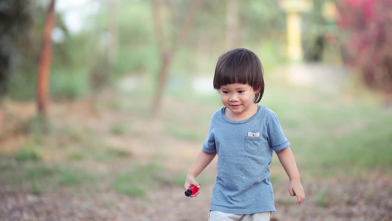 男孩在草地上散步视频下载