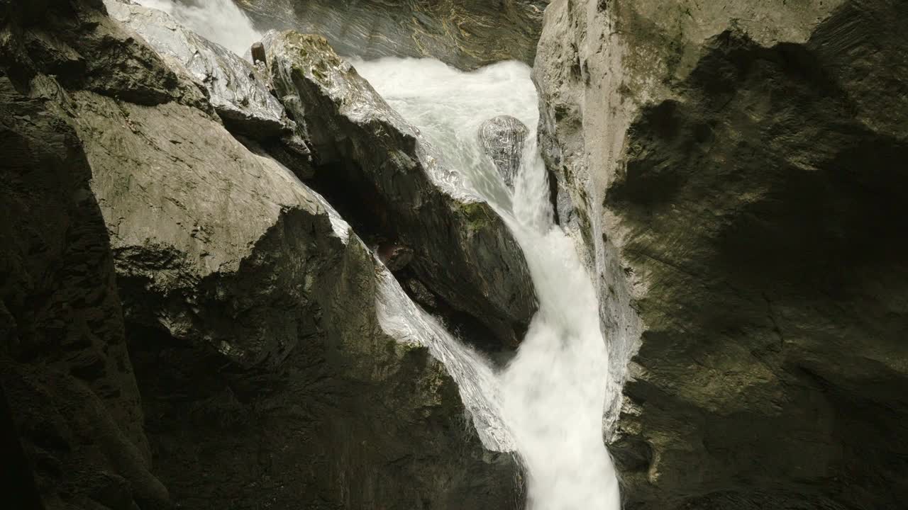 在奥地利阿尔卑斯的利希滕斯坦拉姆，瀑布穿过深而狭窄的峡谷视频下载