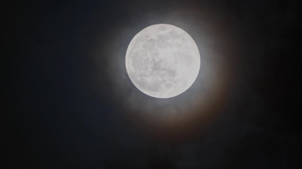 夜晚，满月皎洁，云朵被风吹起视频素材