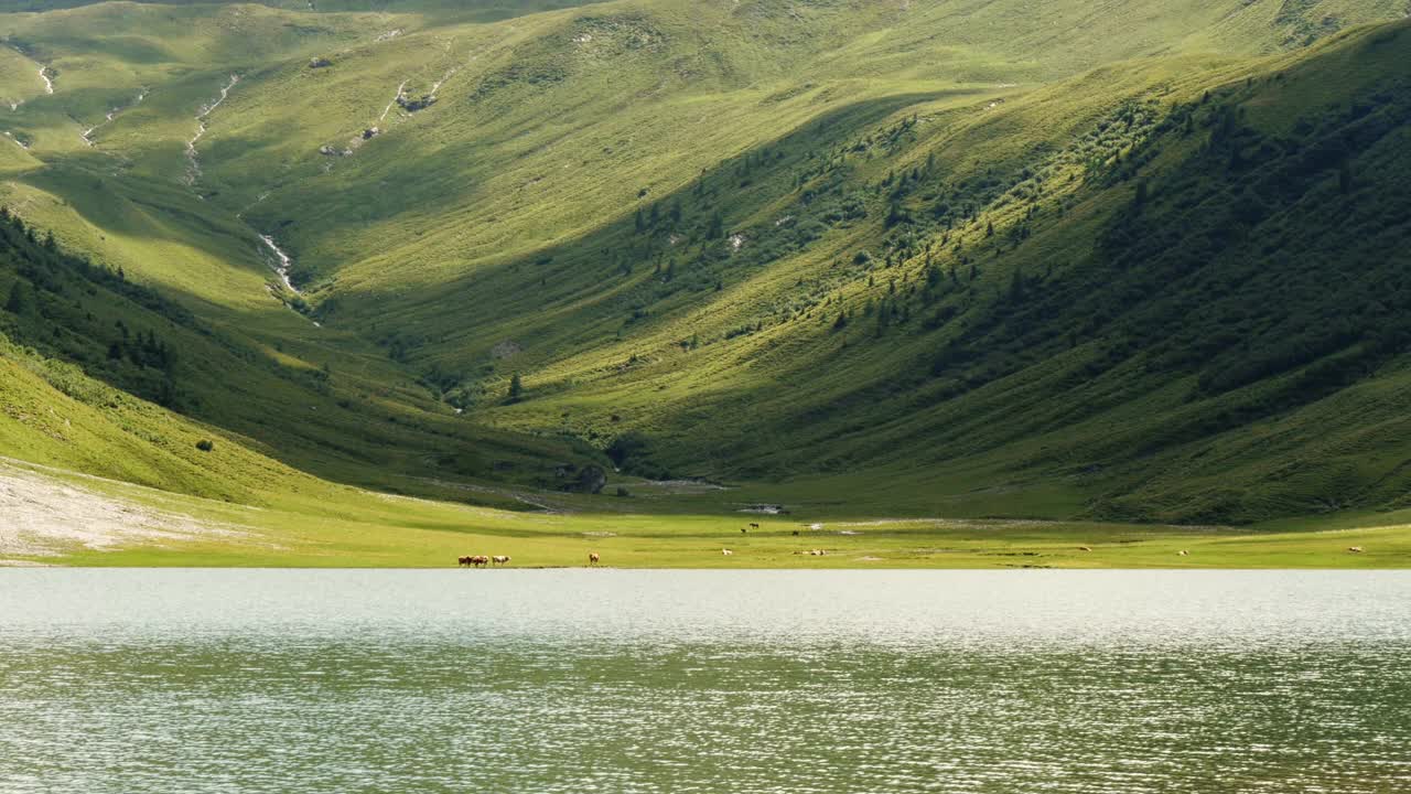 乌云的阴影在壮观的山谷在塔彭卡湖在奥地利阿尔卑斯山-宽时间流逝拍摄视频下载