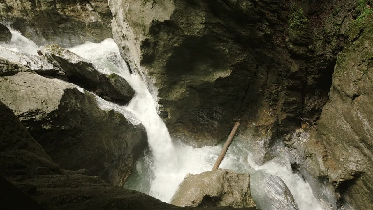 河流流经奥地利阿尔卑斯山脉利希滕斯坦拉姆的幽深狭窄的峡谷视频下载