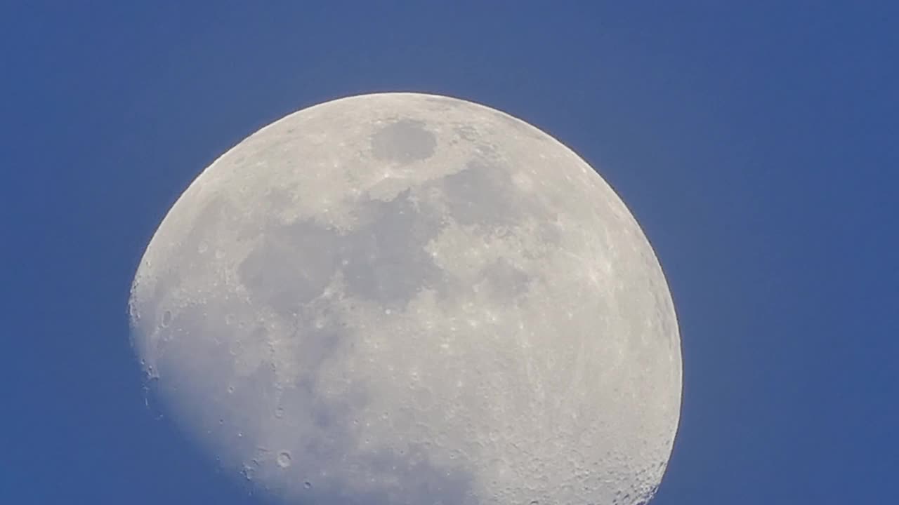 月亮在蓝天上的运动。视频下载