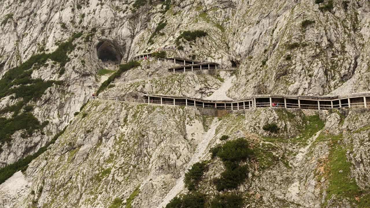 进入奥地利阿尔卑斯山的巨大冰洞Eisriesenwelt。宽阔的镜头和通往洞穴的小路。视频下载