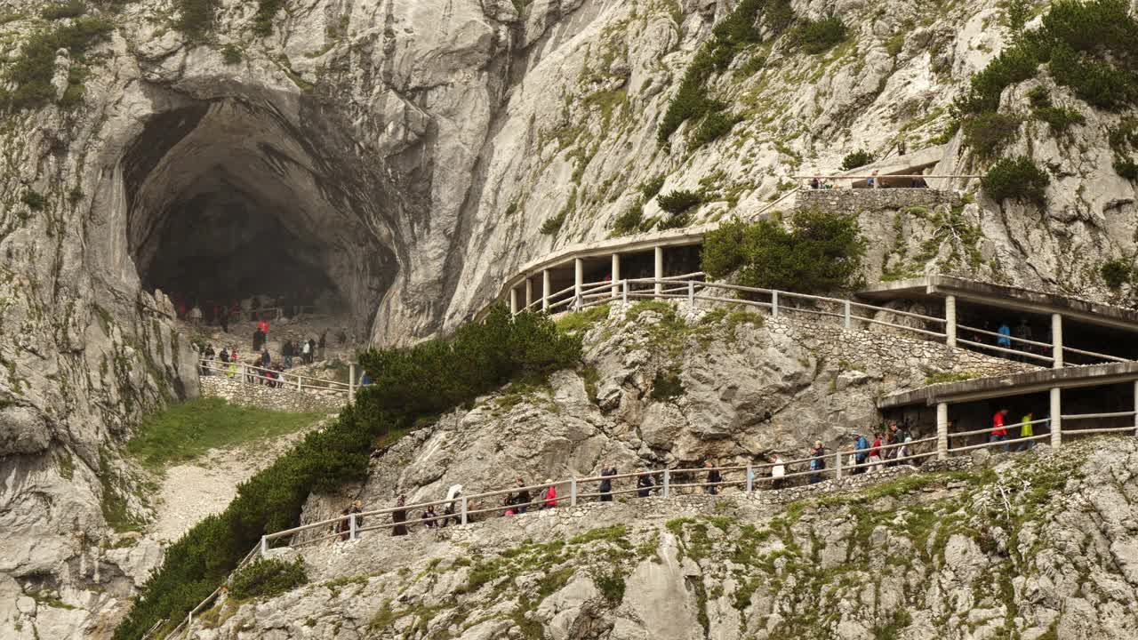 进入奥地利阿尔卑斯山的巨大冰洞Eisriesenwelt。中宽镜头与通往洞穴的小路。视频下载