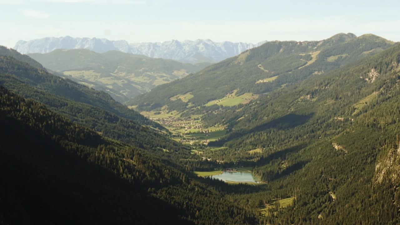 风景如画的山谷与湖泊在奥地利阿尔卑斯山的全景时间流逝。背景是山峰视频下载