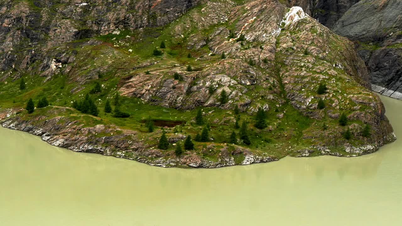 奥地利阿尔卑斯山大格洛克纳冰川附近的水库风景优美。视频下载