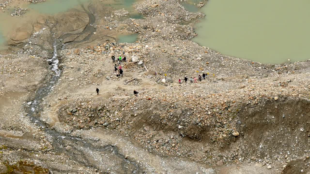 在奥地利大格洛克纳冰川床上行走的徒步旅行者。中宽镜头从上方视频下载