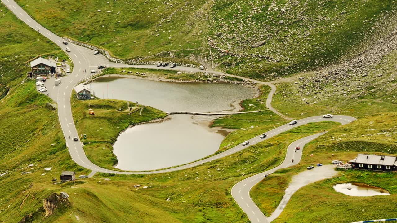 大格洛克纳高山公路上的交通是绕着湖行驶的。中宽镜头从上方视频下载