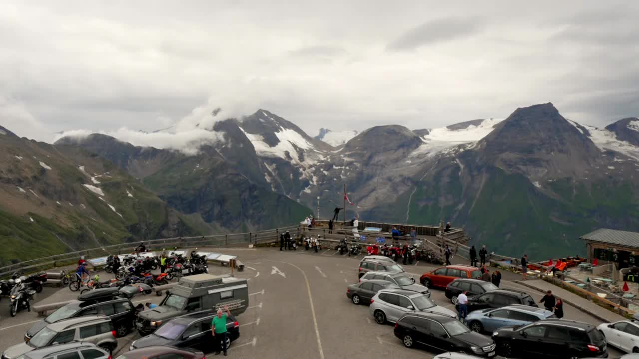 大格洛克纳高山公路的停车场。从上方远射视频下载