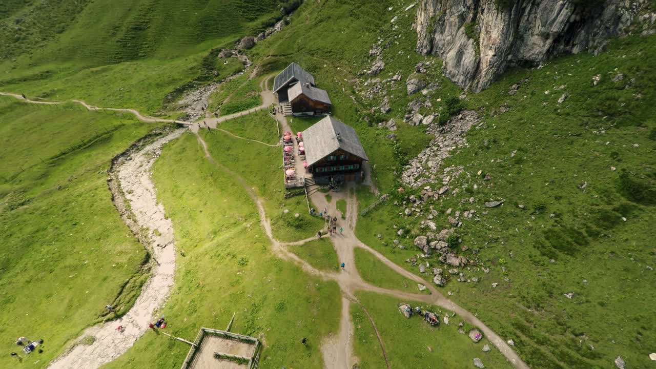 鸟瞰图的山小屋在美丽的湖在奥地利阿尔卑斯山。视频下载