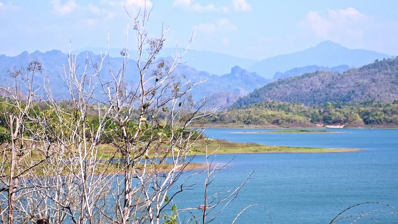 美丽的Sangklaburi河在Kanchanburi Povinve，泰国。视频下载