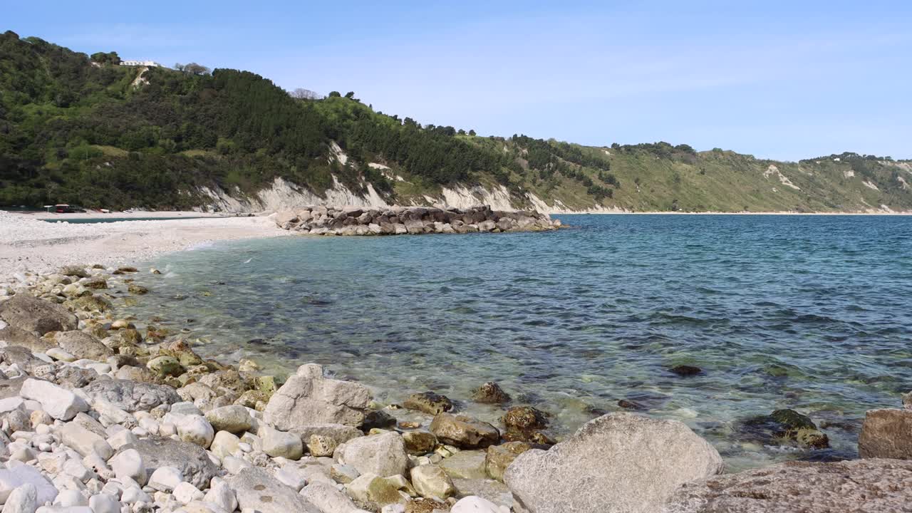 Portonovo海滩和Monte Conero (Ancona)视频下载