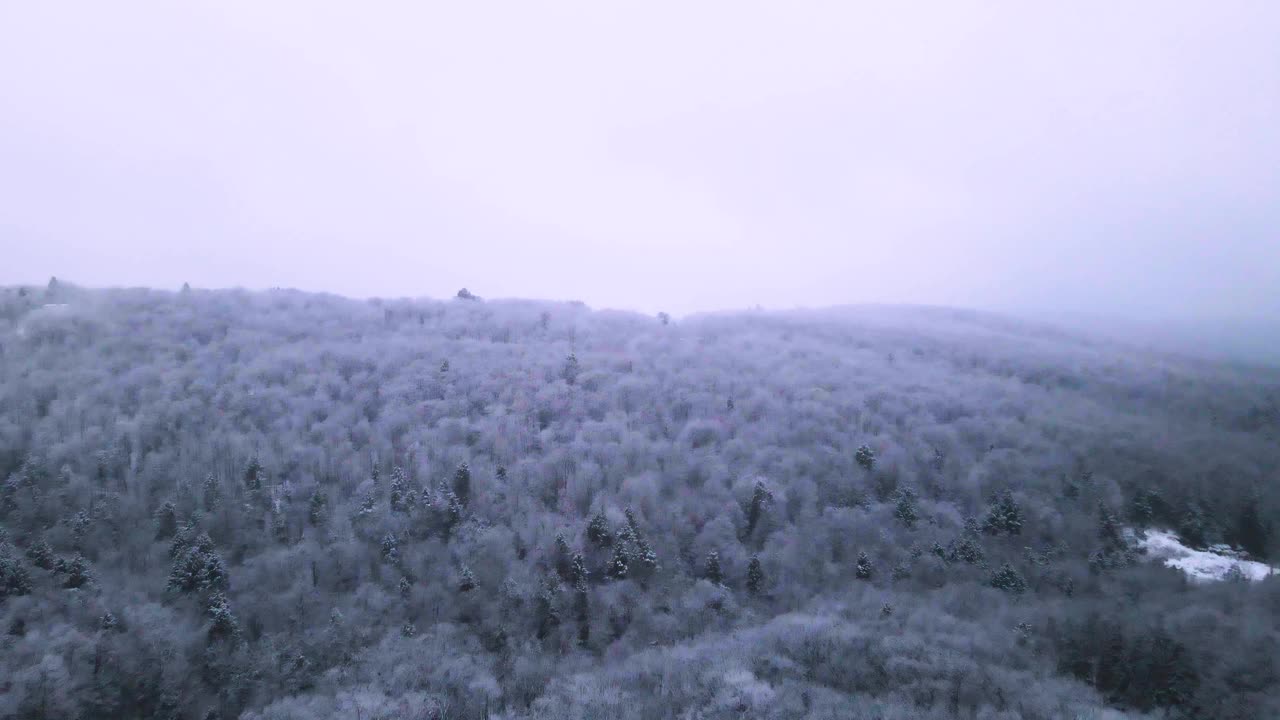 在暴风雪中飞过一座山视频下载