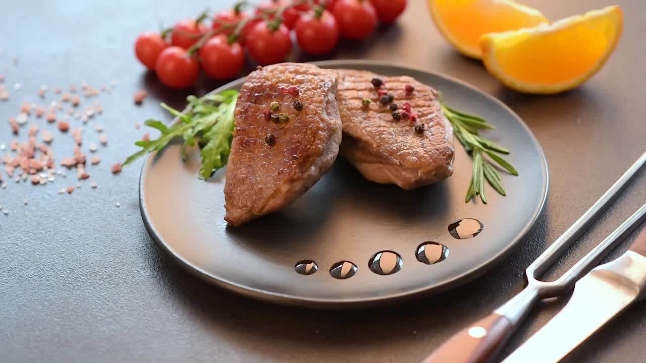 烤鸭胸与香草和香料在深色混凝土背景视频下载