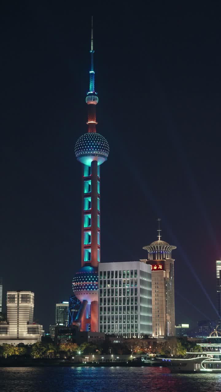 夜游黄浦江的观光船，中国上海。视频素材