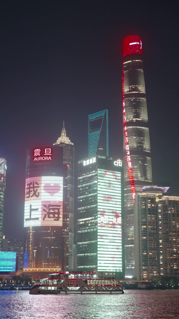 夜游黄浦江的观光船，中国上海。视频素材