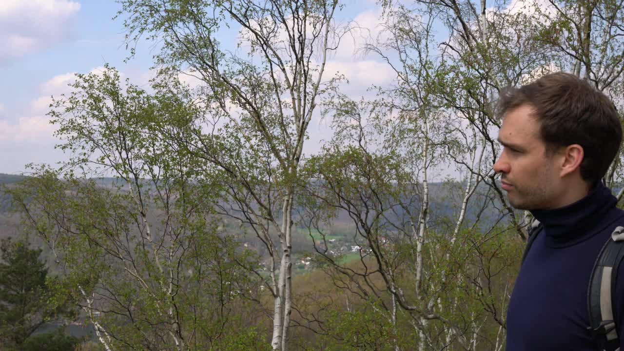 徒步旅行者从美丽的高处欣赏风景视频下载