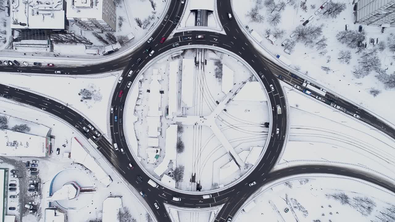 暴风雪过后的城市，无人机拍摄的视频。视频下载