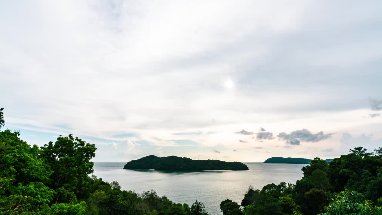 马来西亚兰卡威岛惊人日落的时间流逝。云和颜色快速变化。视频下载