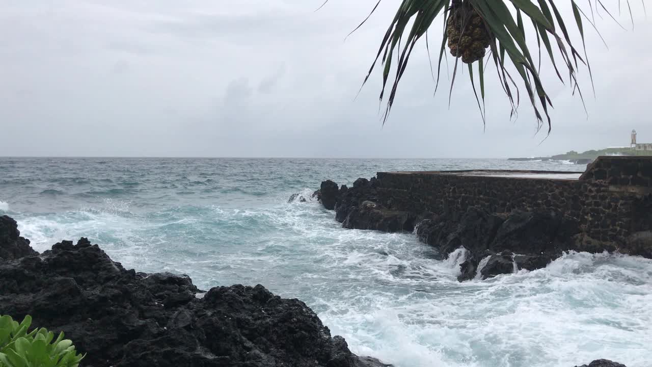 这是科摩罗岛的海岸景色。整个海岸充满了多年前来自喀萨拉火山的熔岩视频下载