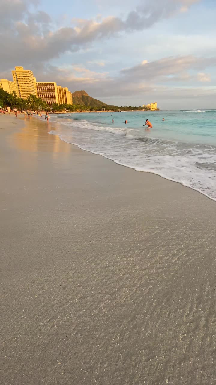 垂直的怀基基海滩和附近的钻石头国家纪念碑，火奴鲁鲁，瓦胡岛，夏威夷。视频素材