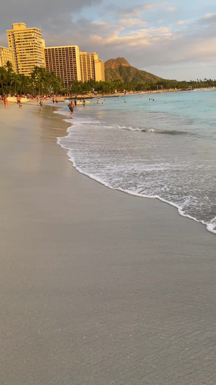 垂直的怀基基海滩和附近的钻石头国家纪念碑，火奴鲁鲁，瓦胡岛，夏威夷。视频素材