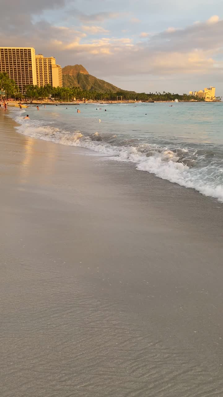 垂直的怀基基海滩和附近的钻石头国家纪念碑，火奴鲁鲁，瓦胡岛，夏威夷。视频素材