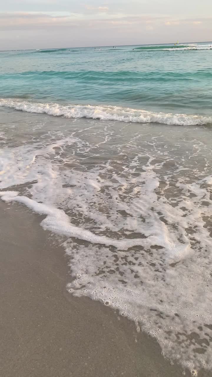 垂直海滩和海浪在怀基基，火奴鲁鲁，瓦胡岛，夏威夷。视频素材