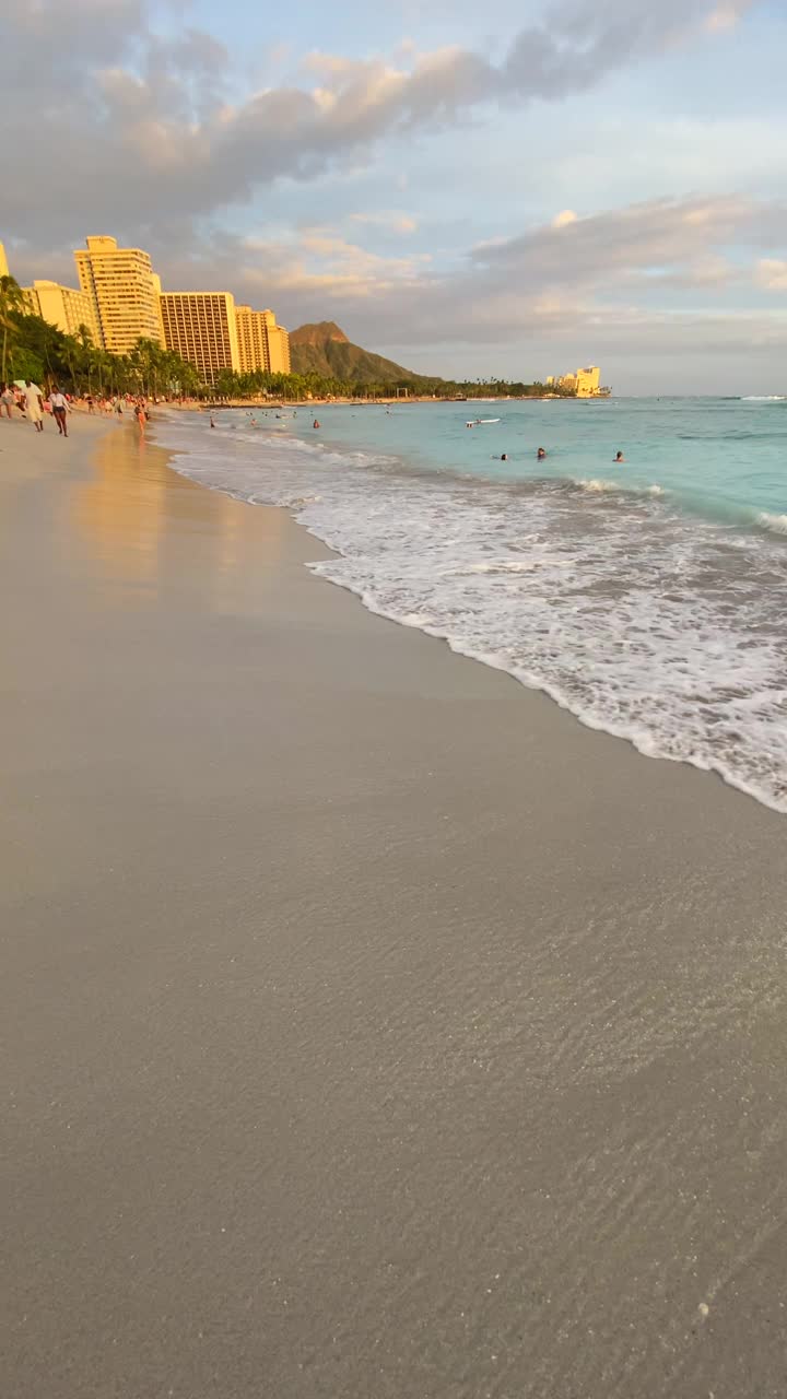 垂直的怀基基海滩和附近的钻石头国家纪念碑，火奴鲁鲁，瓦胡岛，夏威夷。视频素材