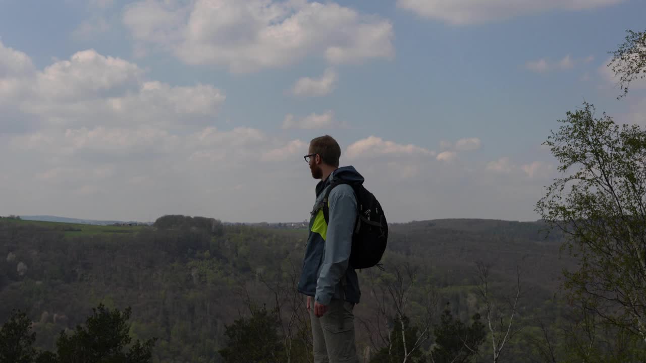 使徒步旅行者享受美丽的风景-脸部特写视频下载