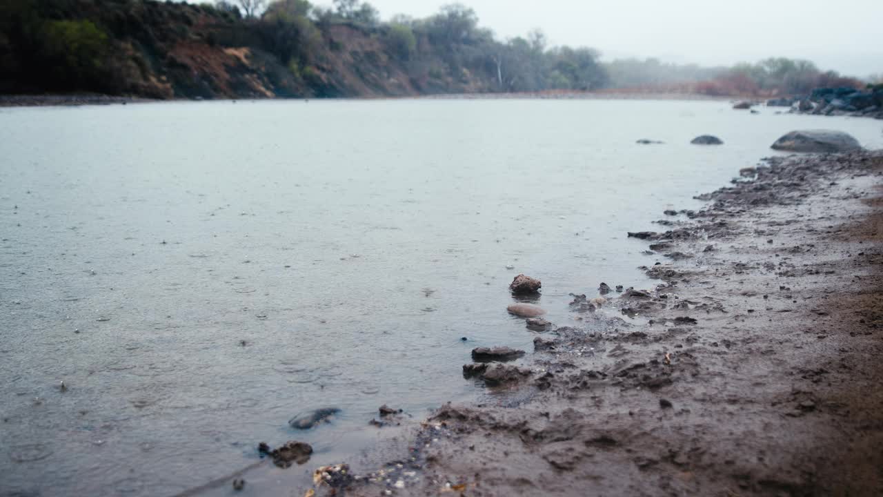 雨落在河视频下载