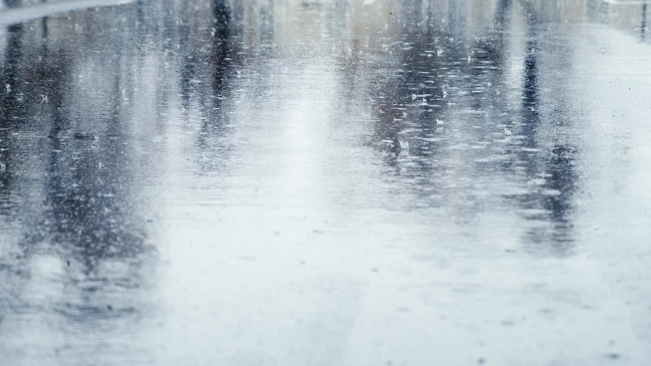 雨落在人行道上视频下载