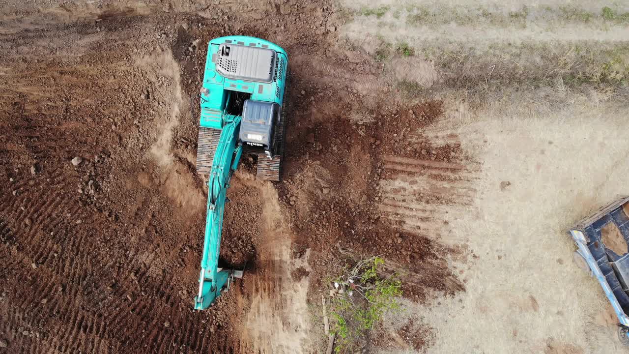 挖掘机在工地上工作视频下载