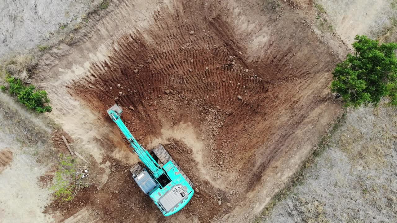 挖掘机在工地上工作视频下载