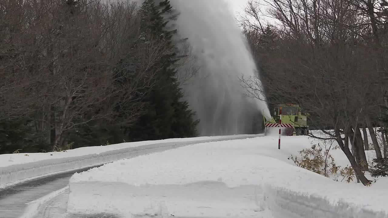 在工作的扫雪机，北海道，日本视频素材