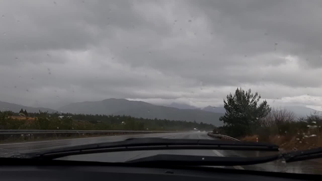 在阴天驾驶着雨刮器在高速公路上行驶视频下载