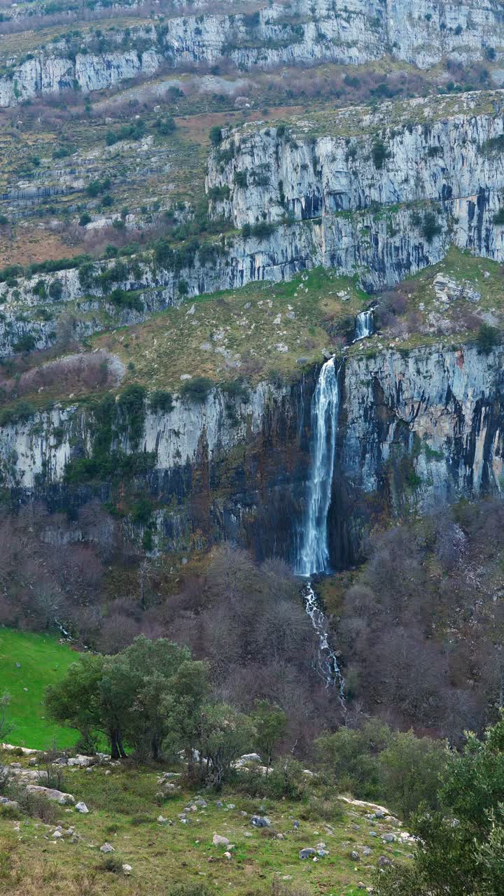 ason瀑布，ason自然公园，Soba山谷，Pasiegos山谷，Cantabria，西班牙，欧洲视频素材