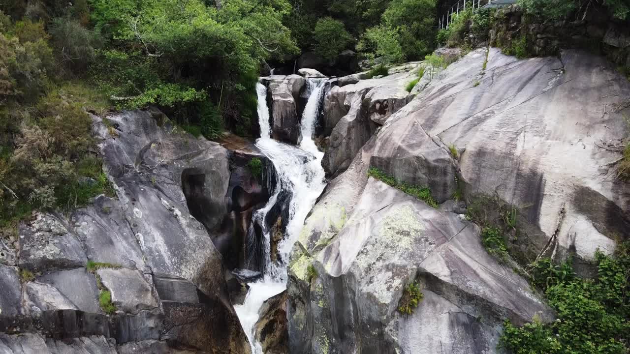 鸟瞰图下降的一个美丽的自然瀑布视频下载