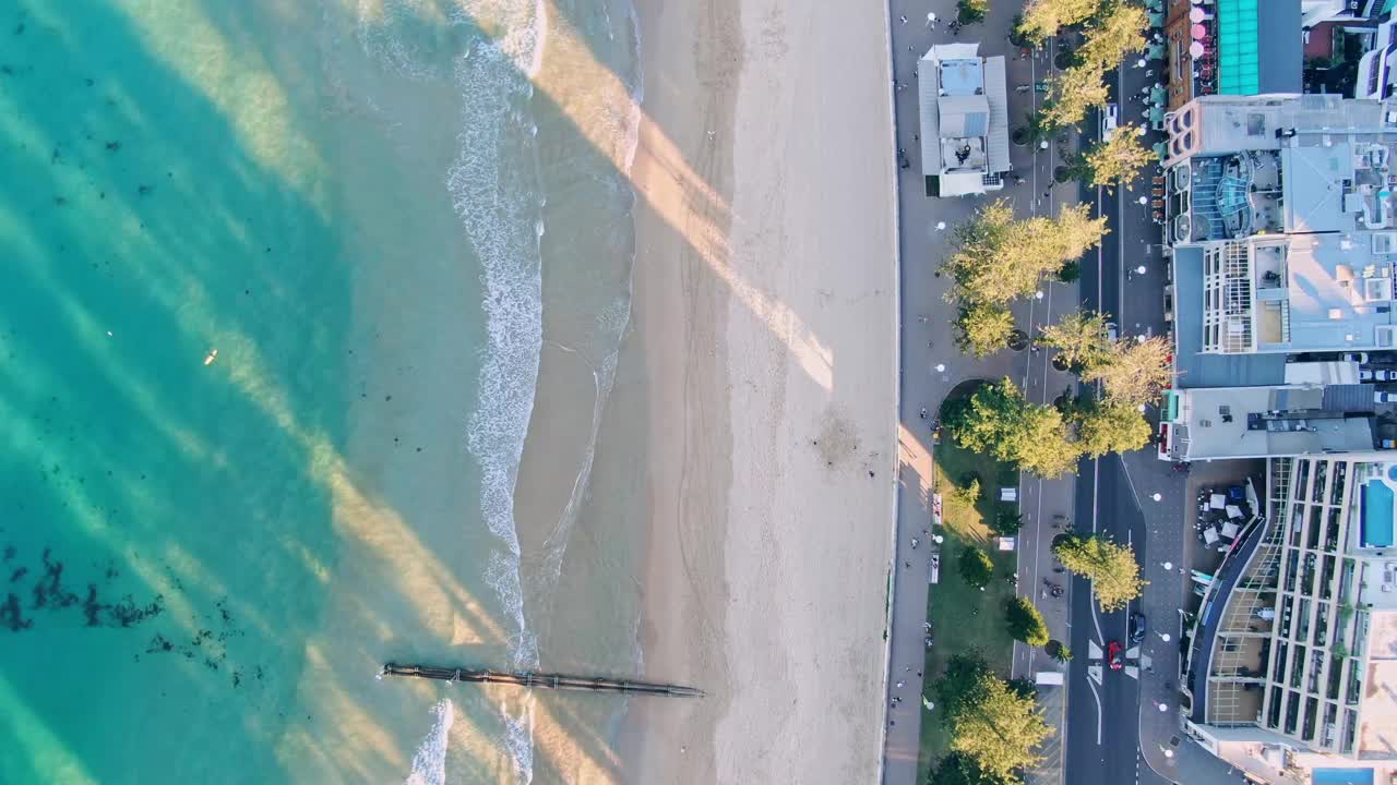 美丽的空中鸟眼无人机沿着著名的曼利海滩和步行街飞行，这是一个海滨郊区和澳大利亚新南威尔士州悉尼北部海滩地区的一部分。下午晚些时候太阳。视频下载