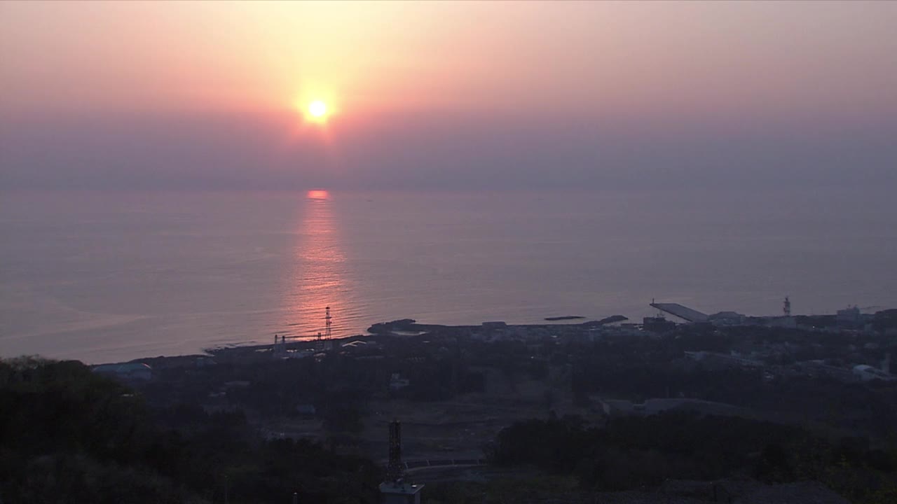 日本伊豆大岛，海上和港口的日落视频素材