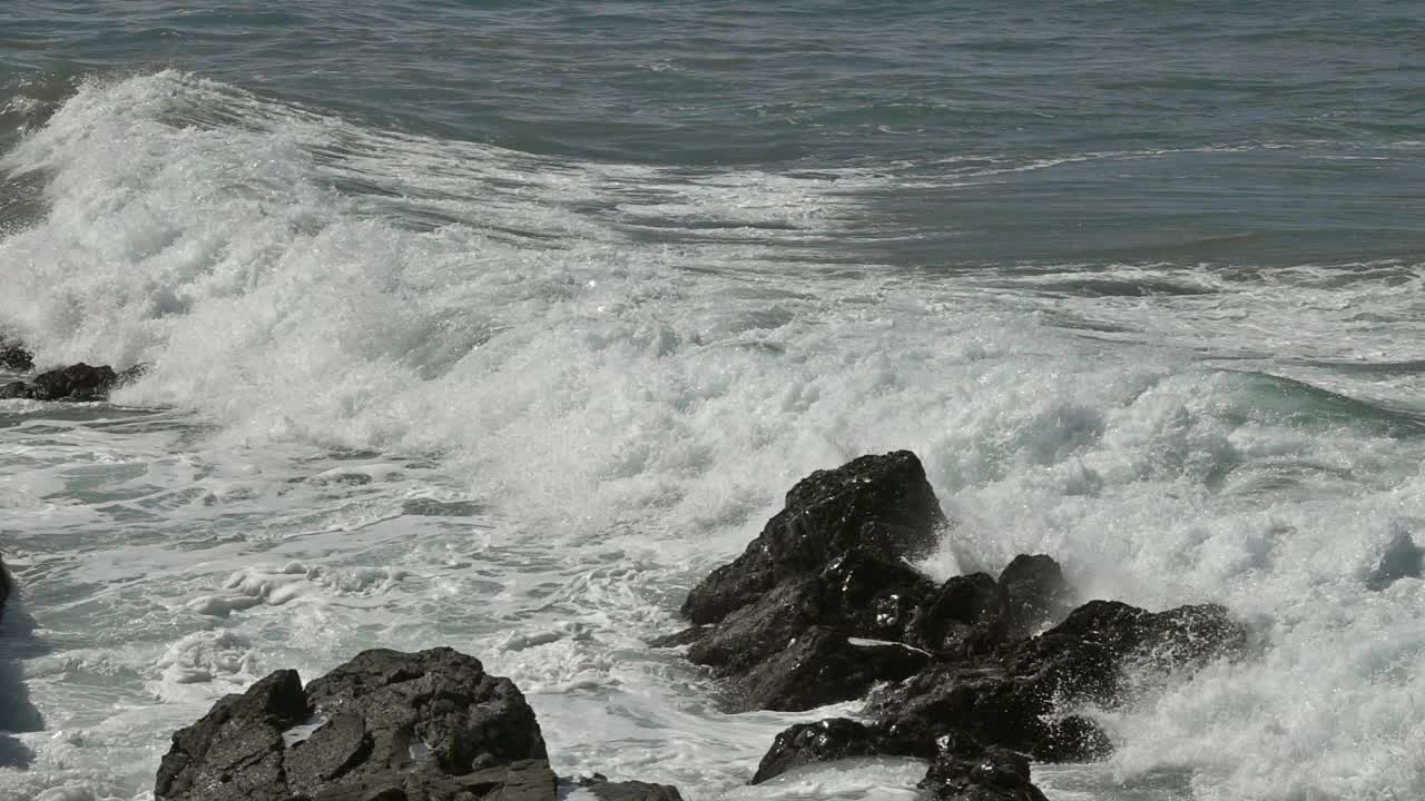 大西洋的浪花大浪，慢动作视频素材